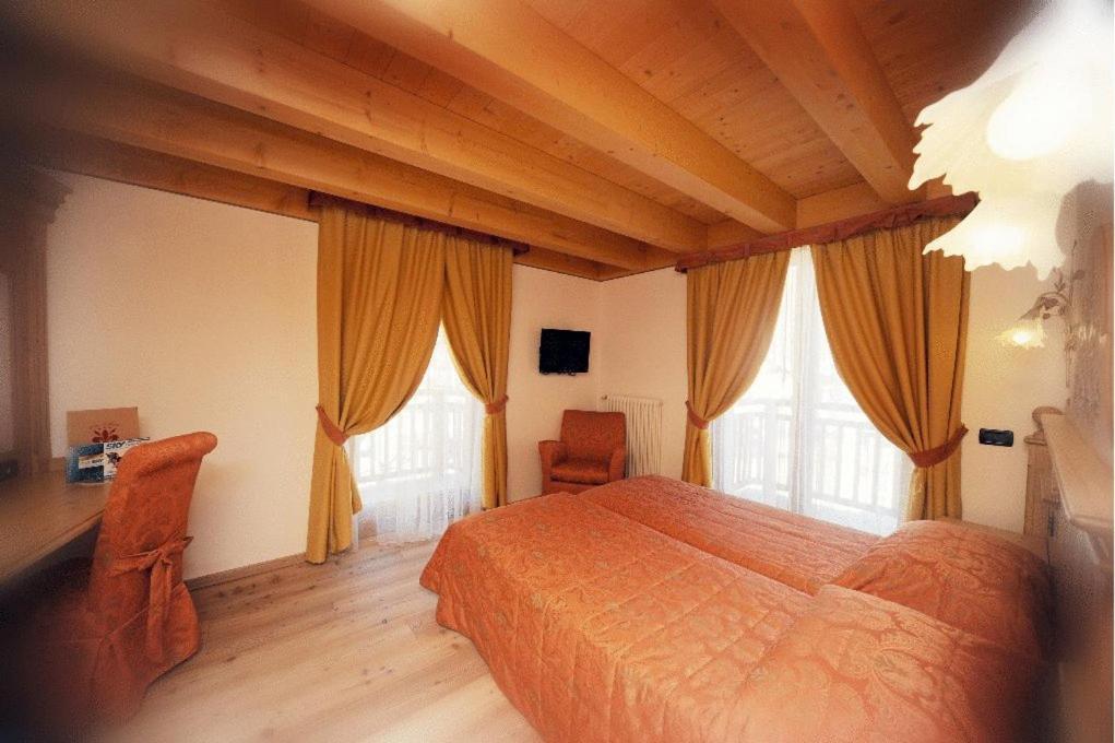 Residence Garni Il Giglio Commezzadura Chambre photo