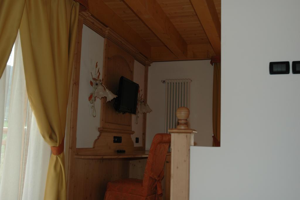 Residence Garni Il Giglio Commezzadura Chambre photo