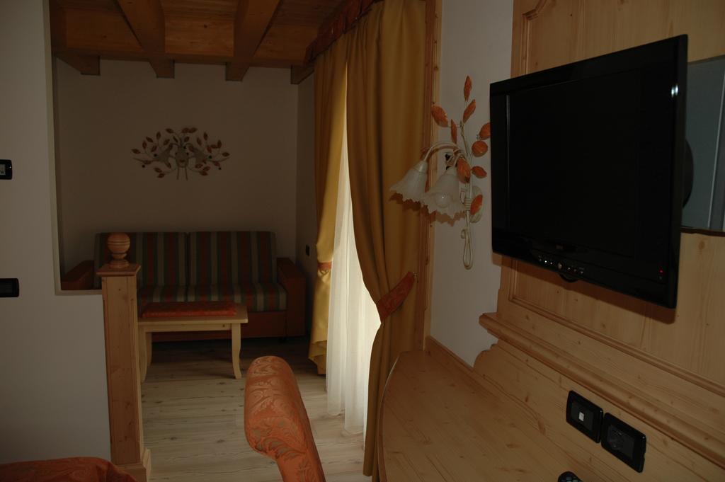 Residence Garni Il Giglio Commezzadura Chambre photo