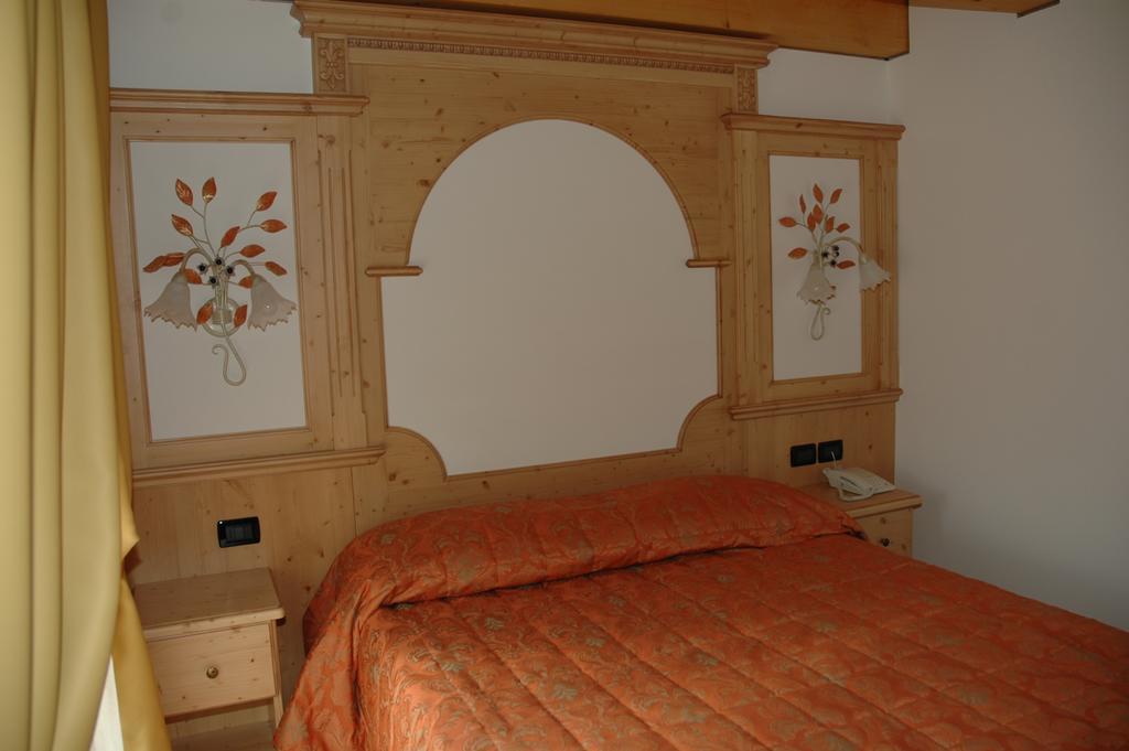 Residence Garni Il Giglio Commezzadura Chambre photo
