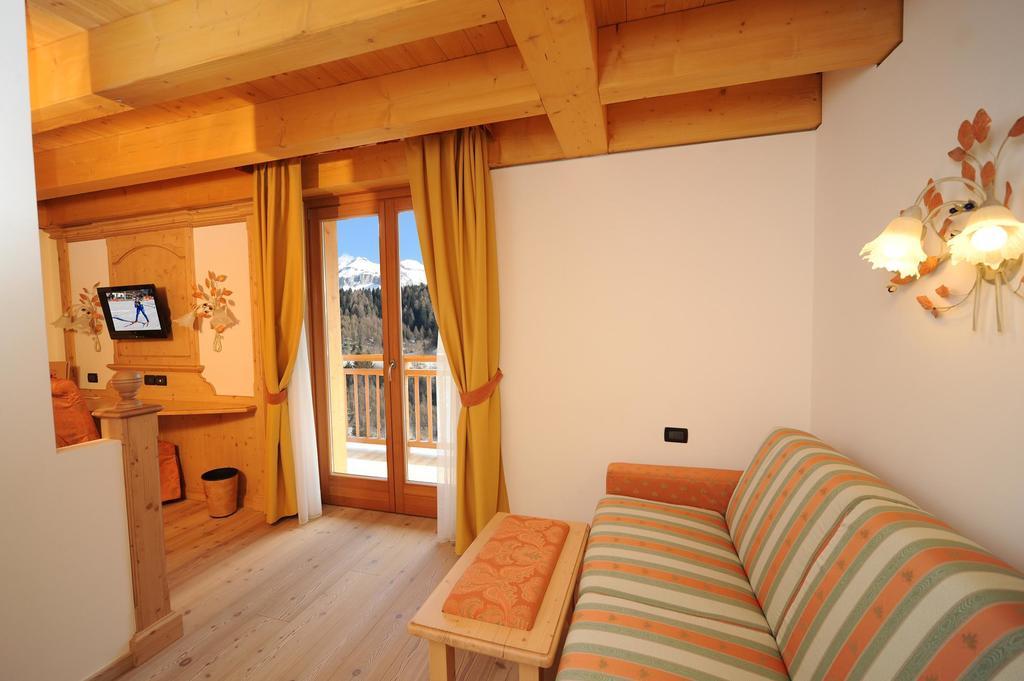 Residence Garni Il Giglio Commezzadura Chambre photo