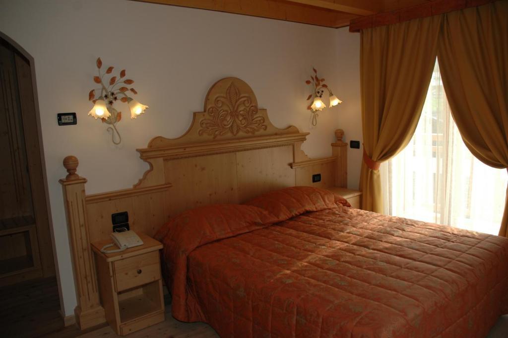 Residence Garni Il Giglio Commezzadura Chambre photo