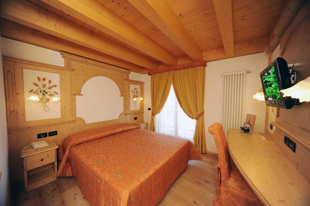 Residence Garni Il Giglio Commezzadura Extérieur photo